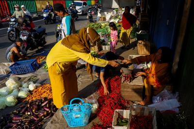 Suasana para pedagang kebutuhan pokok di Pasar Tradisional, Jakarta Barat, Kamis (23/12/2021).