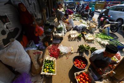 Suasana para pedagang kebutuhan pokok di Pasar Tradisional, Jakarta Barat, Kamis (23/12/2021).