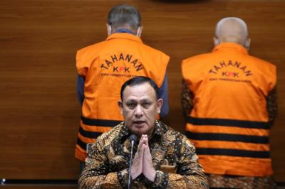 Tersangka mantan Walikota Banjar Herman Sutrisno ditahan usai diperiksa, di Gedung KPK Merah Putih, Jakarta, Kamis (23/12/2021).
