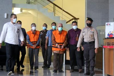 Tersangka mantan Walikota Banjar Herman Sutrisno ditahan usai diperiksa, di Gedung KPK Merah Putih, Jakarta, Kamis (23/12/2021).