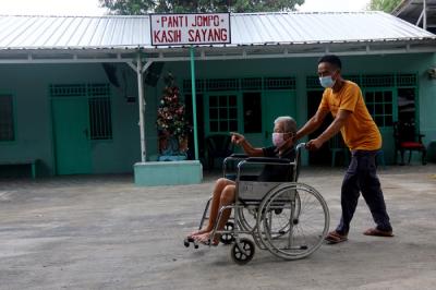 Penghuni beraktivitas di Panti Jompo Kasih Sayang, di Kampung Cerewet, Kelurahan Duren Jaya, Bekasi, Jawa Barat, Kamis (23/12/2021).