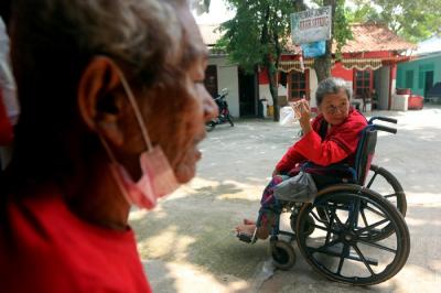 Penghuni beraktivitas di Panti Jompo Kasih Sayang, di Kampung Cerewet, Kelurahan Duren Jaya, Bekasi, Jawa Barat, Kamis (23/12/2021).