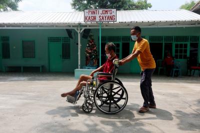 Penghuni beraktivitas di Panti Jompo Kasih Sayang, di Kampung Cerewet, Kelurahan Duren Jaya, Bekasi, Jawa Barat, Kamis (23/12/2021).