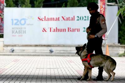 Anggota kepolisian bersama TNI berjaga di depan Gereja Katedral, Jakarta, Jumat (24/12/2021).