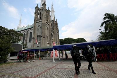Anggota kepolisian bersama TNI berjaga di depan Gereja Katedral, Jakarta, Jumat (24/12/2021).