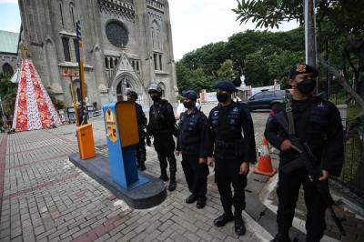Anggota kepolisian bersama TNI berjaga di depan Gereja Katedral, Jakarta, Jumat (24/12/2021).