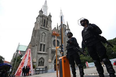 Anggota kepolisian bersama TNI berjaga di depan Gereja Katedral, Jakarta, Jumat (24/12/2021).