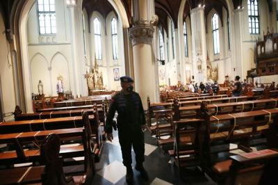 Anggota kepolisian bersama TNI berjaga di depan Gereja Katedral, Jakarta, Jumat (24/12/2021).
