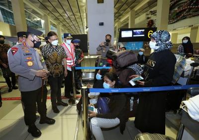 Kapolri Jenderal Listyo Sigit Prabowo meninjau langsung proses penegakan protokol kesehatan terhadap Pelaku Perjalanan Internasional.