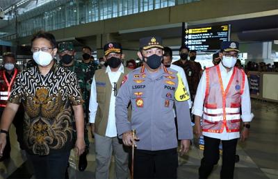 Kapolri Jenderal Listyo Sigit Prabowo meninjau langsung proses penegakan protokol kesehatan terhadap Pelaku Perjalanan Internasional.