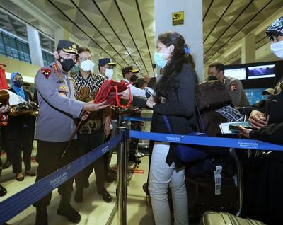 Kapolri Jenderal Listyo Sigit Prabowo meninjau langsung proses penegakan protokol kesehatan terhadap Pelaku Perjalanan Internasional.