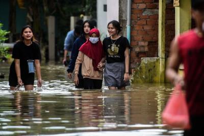 Hujan deras yang menguyur Kota Palembang membuat banyak kawasan terendam banjir bahkan yang jarang banjirpun ikut tergenang, Sabtu (25/12/2021).