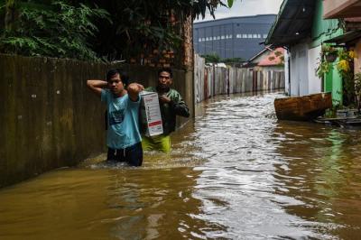 Hujan deras yang menguyur Kota Palembang membuat banyak kawasan terendam banjir bahkan yang jarang banjirpun ikut tergenang, Sabtu (25/12/2021).