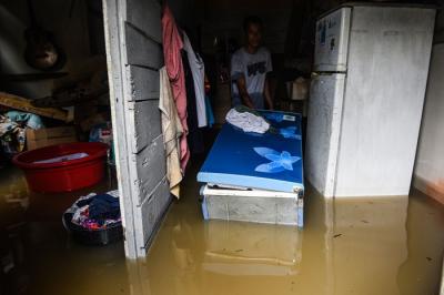 Hujan deras yang menguyur Kota Palembang membuat banyak kawasan terendam banjir bahkan yang jarang banjirpun ikut tergenang, Sabtu (25/12/2021).