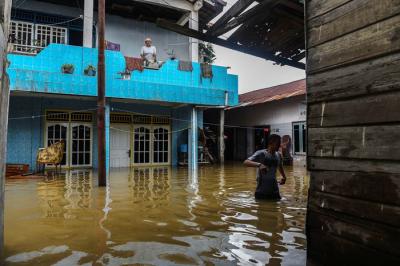 Hujan deras yang menguyur Kota Palembang membuat banyak kawasan terendam banjir bahkan yang jarang banjirpun ikut tergenang, Sabtu (25/12/2021).