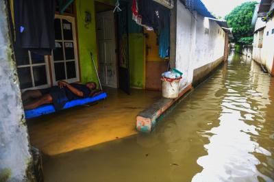 Hujan deras yang menguyur Kota Palembang membuat banyak kawasan terendam banjir bahkan yang jarang banjirpun ikut tergenang, Sabtu (25/12/2021).