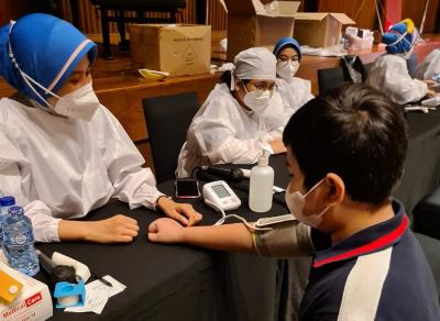 Petugas medis melakukan vaksinasi kepada seorang anak di Jakarta, Kamis (23/12/2021).