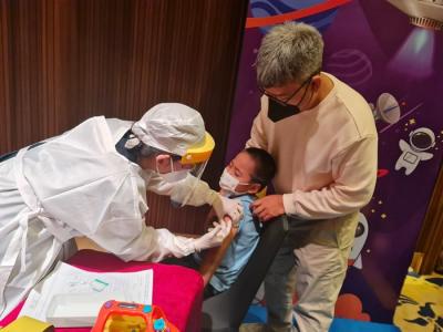 Petugas medis melakukan vaksinasi kepada seorang anak di Jakarta, Kamis (23/12/2021).