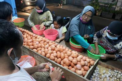Pedagang telur ayam melayani pedagang di kawasan Jalan Pasar Inpres Serdang, Kemayoran, Jakarta, Sabtu (25/12/2021).