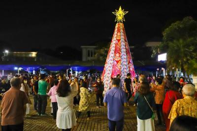Sejumlah jamaah bersiap untuk memasuki Gereja Katedral untuk mengikuti ibadah tatap muka, di Jakarta Pusat, Jumat (24/12/2021).