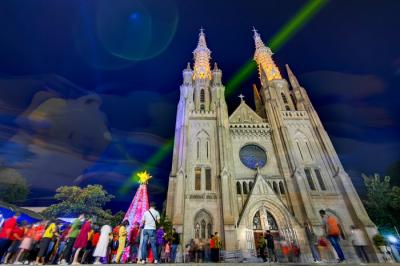 Sejumlah jamaah bersiap untuk memasuki Gereja Katedral untuk mengikuti ibadah tatap muka, di Jakarta Pusat, Jumat (24/12/2021).