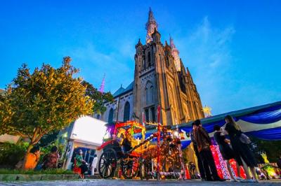 Sejumlah jamaah bersiap untuk memasuki Gereja Katedral untuk mengikuti ibadah tatap muka, di Jakarta Pusat, Jumat (24/12/2021).