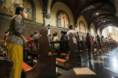 Umat Kristiani saat mengikuti Misa Natal di Gereja Katedral, Jakarta Pusat, Sabtu (25/12/2021).