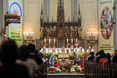 Umat Kristiani saat mengikuti Misa Natal di Gereja Katedral, Jakarta Pusat, Sabtu (25/12/2021).