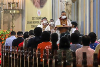 Umat Kristiani saat mengikuti Misa Natal di Gereja Katedral, Jakarta Pusat, Sabtu (25/12/2021).
