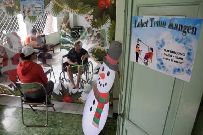 Suasana haru mewarnai pertemuan keluarga dengan Oma Opa di Loket Temu Kangen yang disediakan pihak yayasan di Panti Werda Elim Semarang, Kota Semarang.