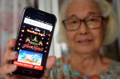 Suasana haru mewarnai pertemuan keluarga dengan Oma Opa di Loket Temu Kangen yang disediakan pihak yayasan di Panti Werda Elim Semarang, Kota Semarang.