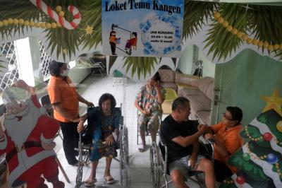 Suasana haru mewarnai pertemuan keluarga dengan Oma Opa di Loket Temu Kangen yang disediakan pihak yayasan di Panti Werda Elim Semarang, Kota Semarang.