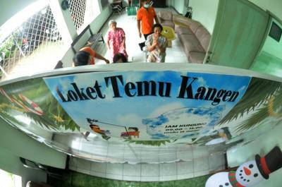 Suasana haru mewarnai pertemuan keluarga dengan Oma Opa di Loket Temu Kangen yang disediakan pihak yayasan di Panti Werda Elim Semarang, Kota Semarang.