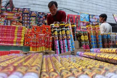 Aktivitas pedagang petasan dan kembang api di kawasan Jalan Pasar Asemka, Jakarta, Sabtu (25/12/2021).