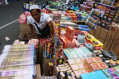 Aktivitas pedagang petasan dan kembang api di kawasan Jalan Pasar Asemka, Jakarta, Sabtu (25/12/2021).