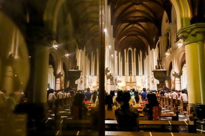 Umat Kristiani mengikuti Misa Natal di Gereja Katedral, Jakarta, Jumat (24/12/2021).