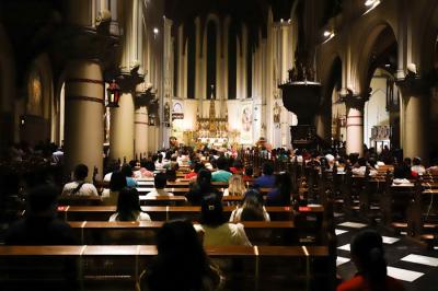 Umat Kristiani mengikuti Misa Natal di Gereja Katedral, Jakarta, Jumat (24/12/2021).