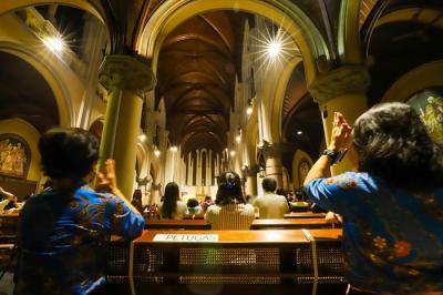 Umat Kristiani mengikuti Misa Natal di Gereja Katedral, Jakarta, Jumat (24/12/2021).