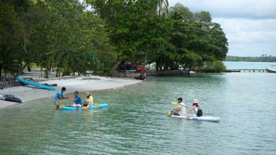 Wisatawan bermain paddling di Pulau Leebong, Kabupaten Belitung.