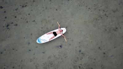 Wisatawan bermain paddling di Pulau Leebong, Kabupaten Belitung.