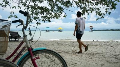 Wisatawan bermain paddling di Pulau Leebong, Kabupaten Belitung.