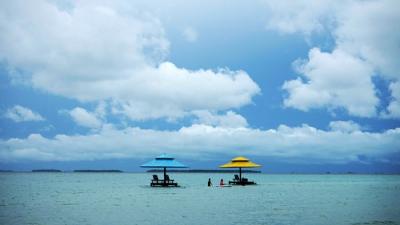 Wisatawan bermain paddling di Pulau Leebong, Kabupaten Belitung.