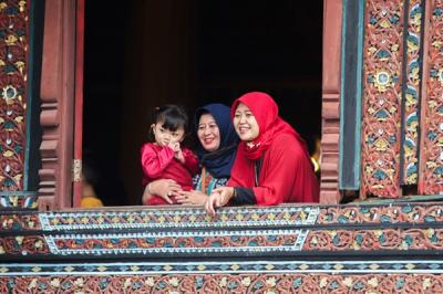 Pengunjung mengantre untuk masuk ke Taman Mini Indonesia Indah (TMII) di Jakarta Timur, Sabtu (25/12/2021).