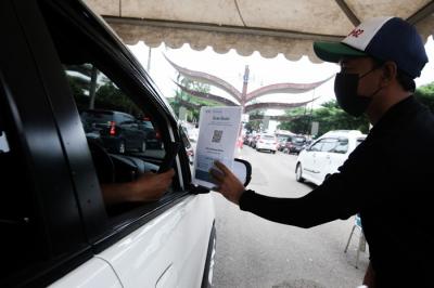 Pengunjung mengantre untuk masuk ke Taman Mini Indonesia Indah (TMII) di Jakarta Timur, Sabtu (25/12/2021).