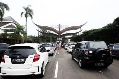 Pengunjung mengantre untuk masuk ke Taman Mini Indonesia Indah (TMII) di Jakarta Timur, Sabtu (25/12/2021).