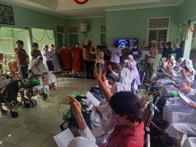 Komunitas Persaudaraan Lintas Agama menggelar acara Safari Natal Lintas Agama di Susteran Penyelenggaraan Ilahi Samping Gereja Bongsari Semarang.