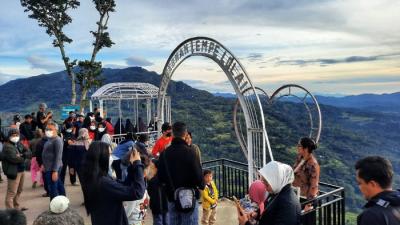 Suasana pengunjung di kawasan wisata Tongkonan Lempe Lolai, Kabupaten Toraja Utara, Sulawesi Selatan, Minggu (26/12/2021).