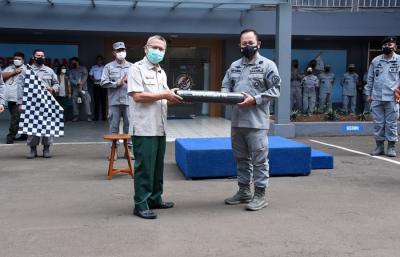 Kepala Bakamla RI Laksdya TNI Aan Kurnia melepas kendaraan pengangkut selimut dan matras yang akan didistribusikan.
