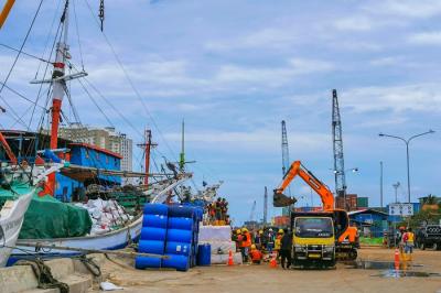 Aktivitas pengerjaan peninggian tanggul kawasan dermaga pelabuhan oleh Pengelola Pelabuhan Sunda Kelapa Jakarta Utara, Minggu (26/12/2021).