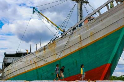 Aktivitas pengerjaan peninggian tanggul kawasan dermaga pelabuhan oleh Pengelola Pelabuhan Sunda Kelapa Jakarta Utara, Minggu (26/12/2021).